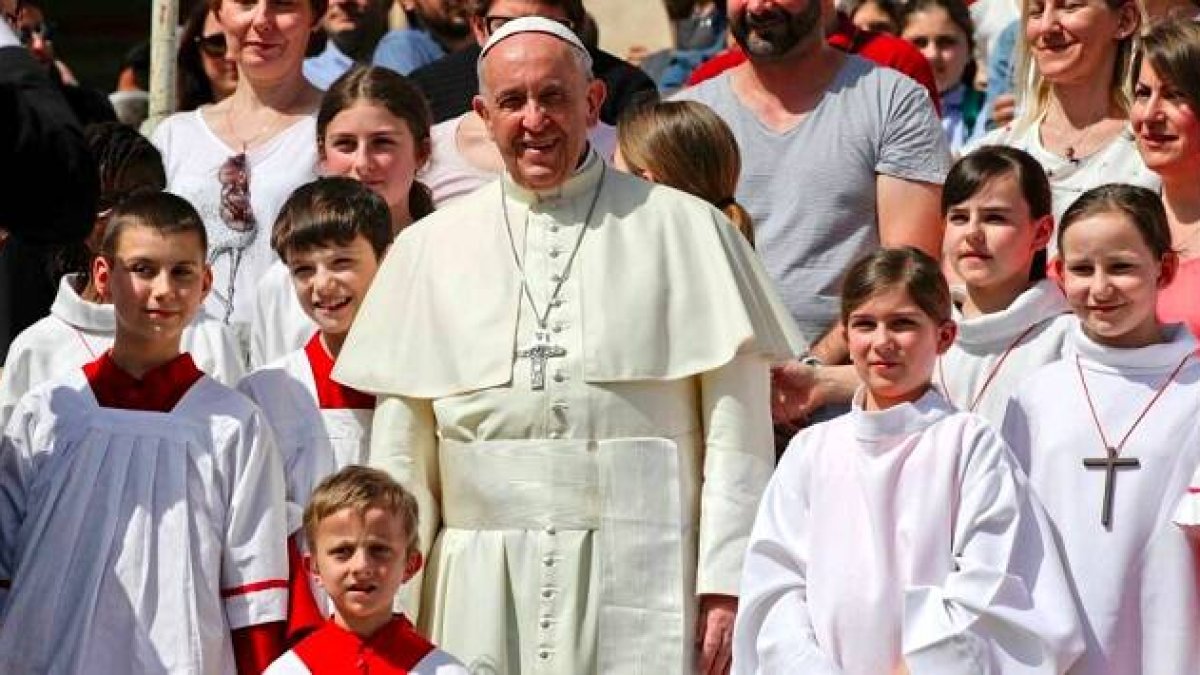 El Papa Francisco con unos monaguillos en 2018