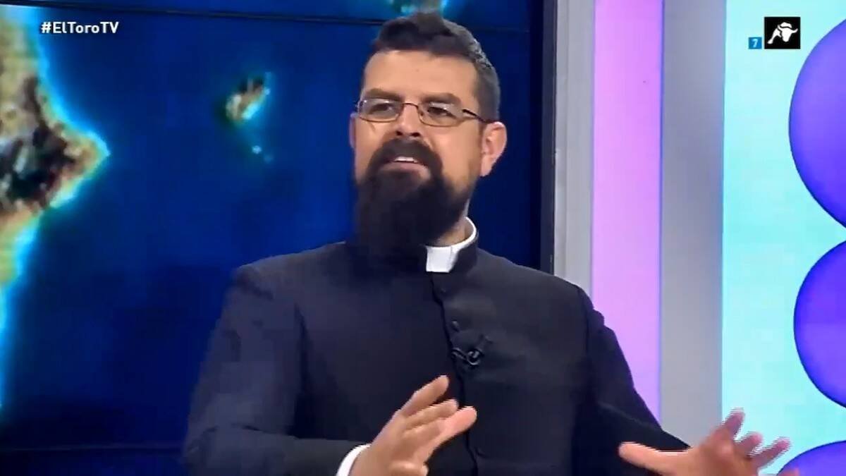 José María Pérez Chaves, «Páter Cinéfilo», durante una entrevista sobre su libro en El Toro TV.