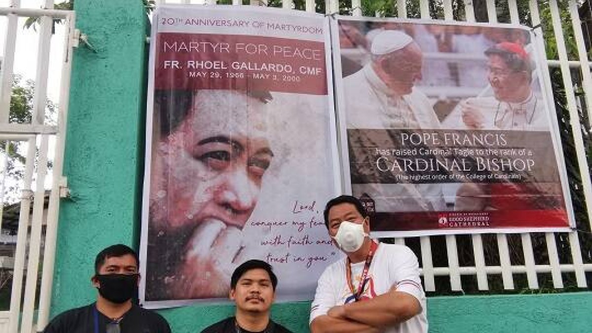 Devotos del padre Rhoel Gallardo en una parroquia claretiana de Filipinas
