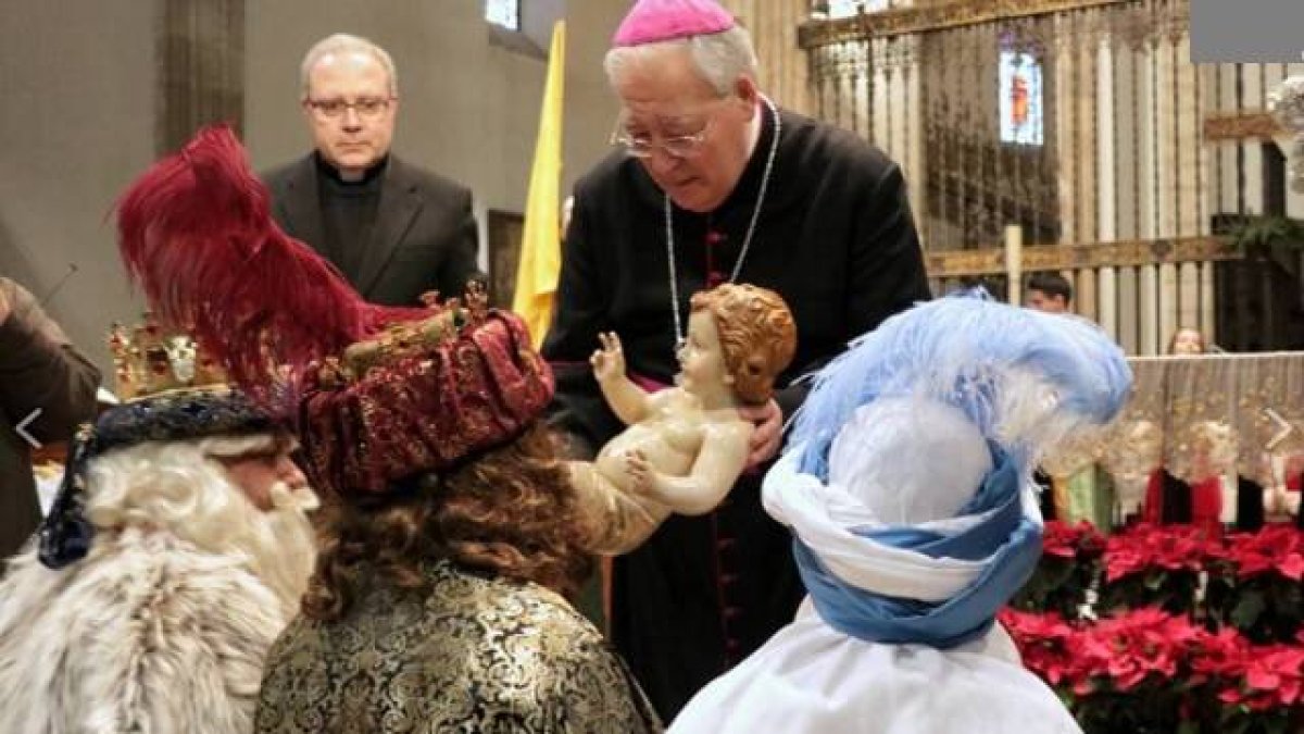 El obispo Reig Pla presenta el Niño Jesús a los Reyes Magos en una fiesta familiar en Alcalá