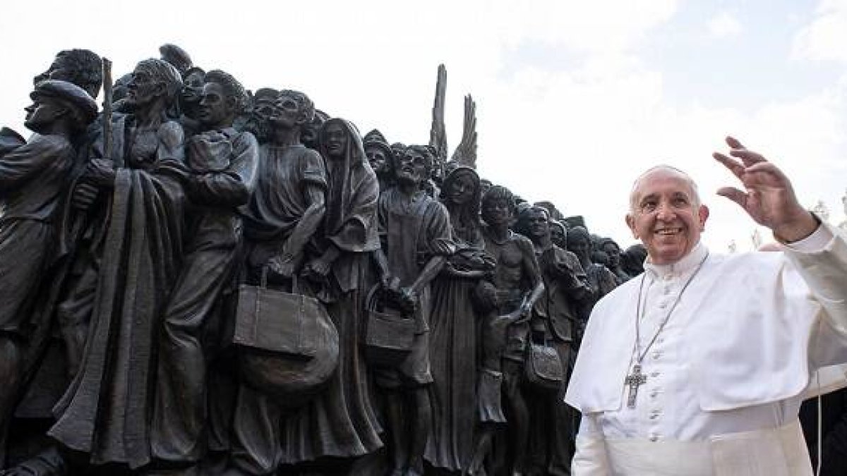 Francisco en 2019, junto al Monumento al Migrante que bendijo ese año