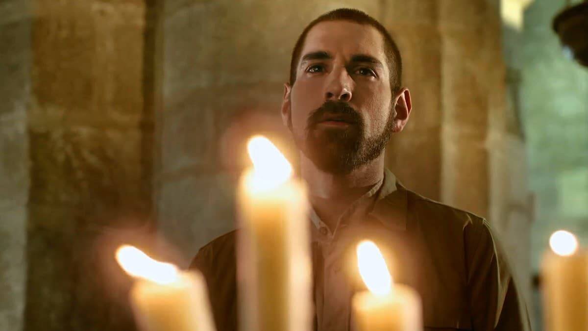 Álex Larumbe, uno de los protagonistas de la trama de ficción de «Tierra Santa. El último peregrino», en una escena en la basílica del Santo Sepulcro.