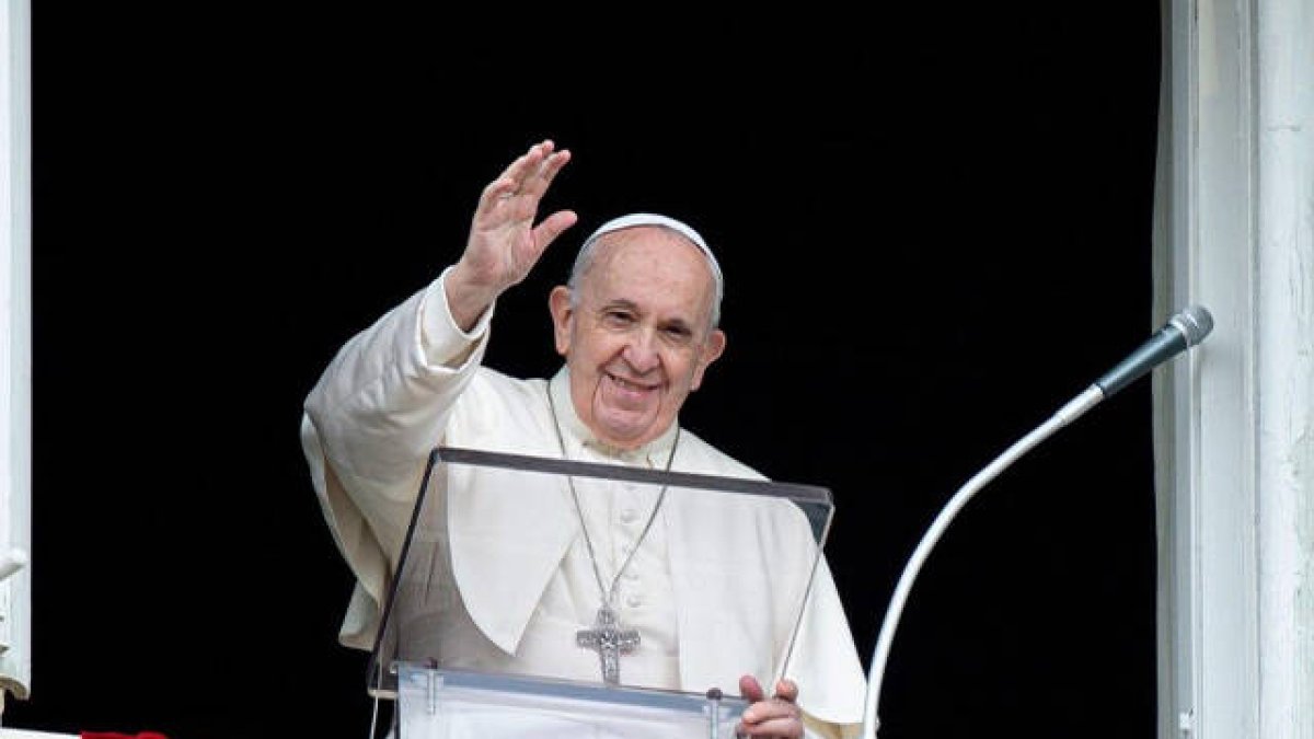 El Papa Francisco saludando a los fieles después del rezo del Regina Coeli de hoy