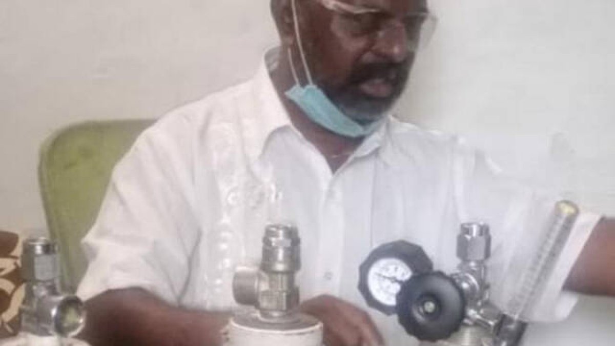 Pascal con la donación de su mujer, las bombonas de oxígeno que necesita para emergencias