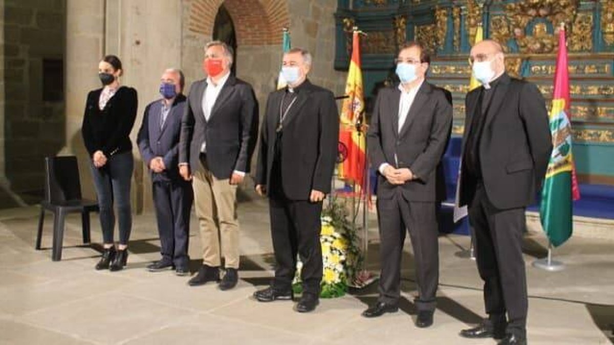 El obispo Retana, junto a las autoridades en el anuncio de Plasencia como sede de las Edades del Hombre