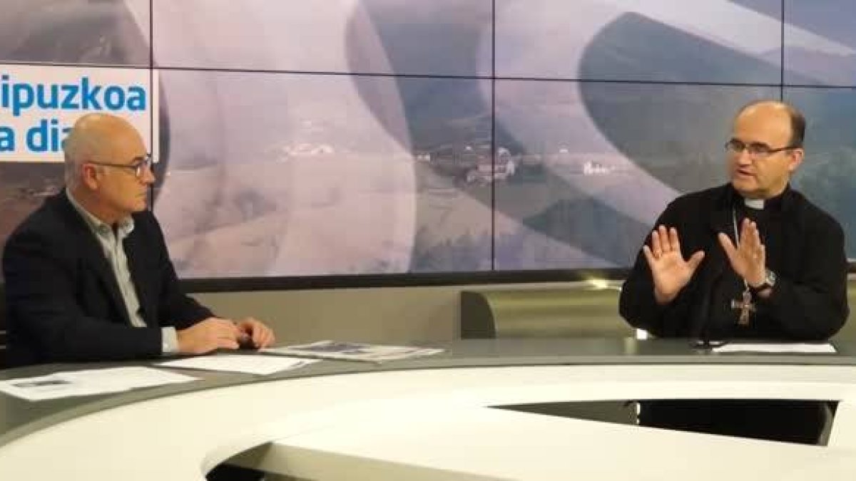 Munilla de invitado en la antigua TeleDonosti... pero ahora TeleDonosti no existe y su espacio lo usa BetaniaTV, la televisión diocesana