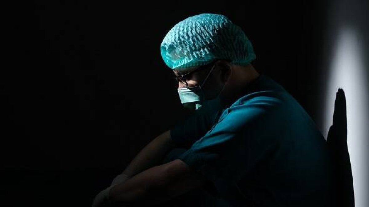 , quizá sobre algo que sabe que está muy mal y es contrario a la vocación médica... foto de Mulyadi en Unsplash