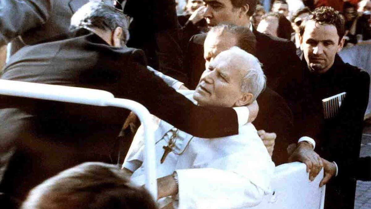 Momento del atentado de Ali Agca contra Juan Pablo II, el 13 de mayo de 1981.