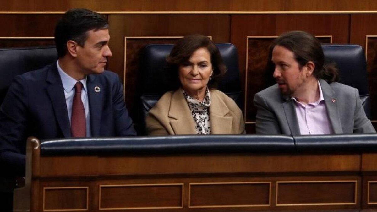 El presidente Sánchez, con los vicepresidentes Pablo Iglesias y Carmen Calvo