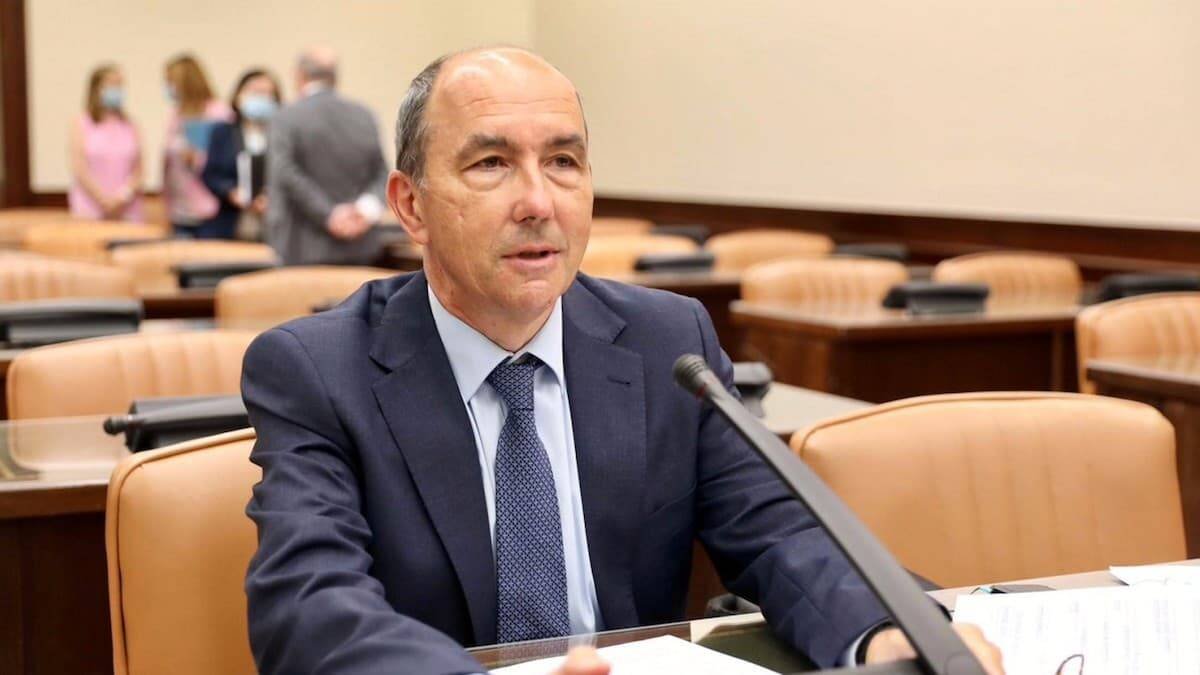 Francisco José Contreras, diputado de Vox y catedrático de Filosofía del Derecho, ha sido censurado por Twitter por decir que un hombre no puede quedarse embarazado porque no tiene útero ni ovarios.