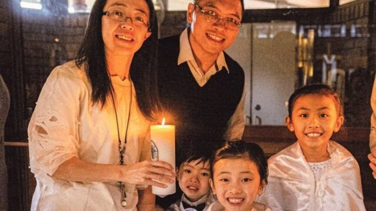 Charissa y Henry Tsoi en el bautismo de sus hijos Akina, Karina y Ryland.