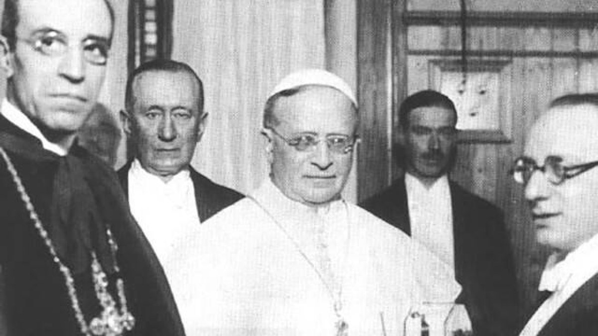 Una imagen de la inauguración de Radio Vaticana, el 12 de febrero de 1931. En el centro, Pío XI; a la izquierda de la foto, en primer término, su secretario de Estado, el cardenal Eugenio Pacelli, futuro Pío XII; entre ambos asoma Guillermo Marconi.