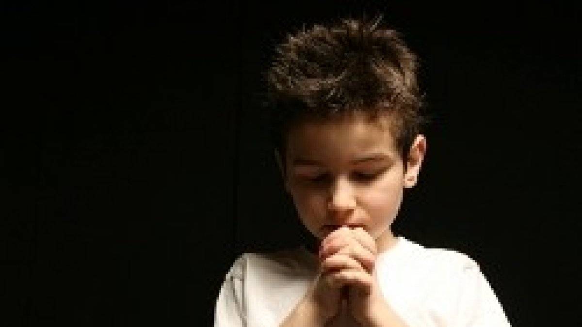 Niño en oración - Jesús aprendió a orar desde pequeño, en familia y a solas