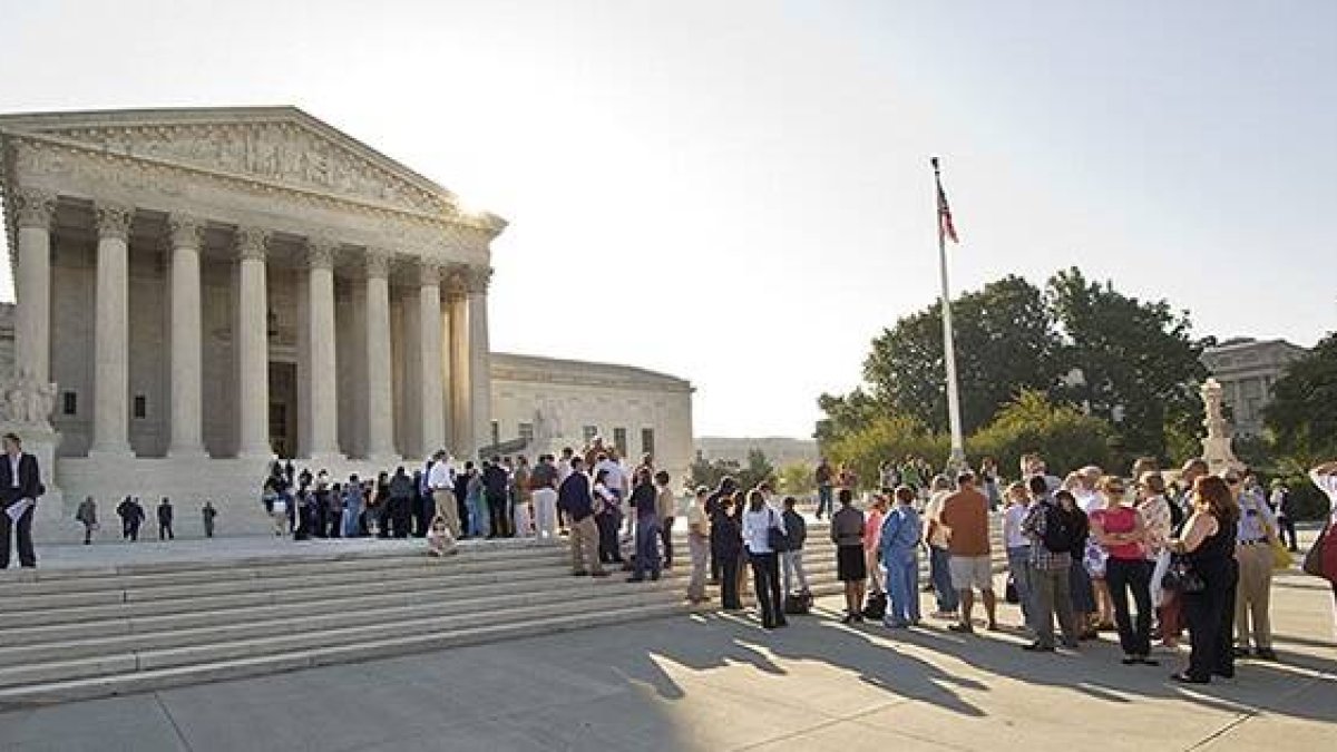 Visitantes ante el Tribunal Supremo de EEUU... puede que antes de un año dictamine contra Roe vs. Wade y el aborto libre