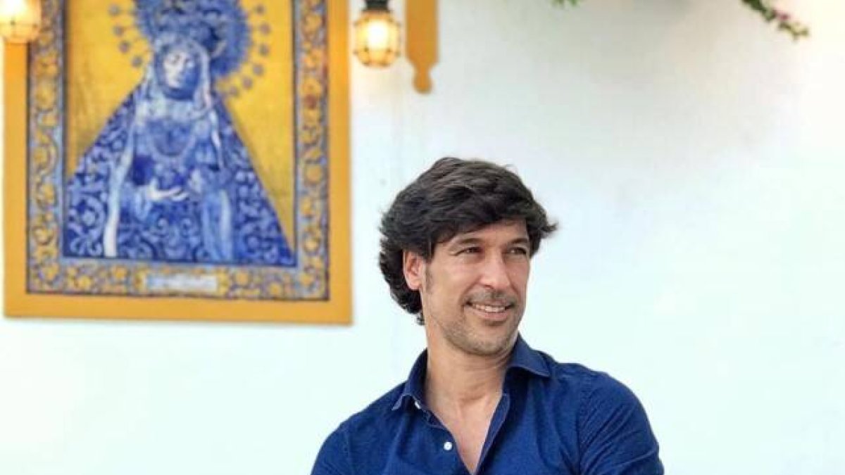 Desde Andalucía, Manuel Lombo canta, presenta un programa musical y habla de oración