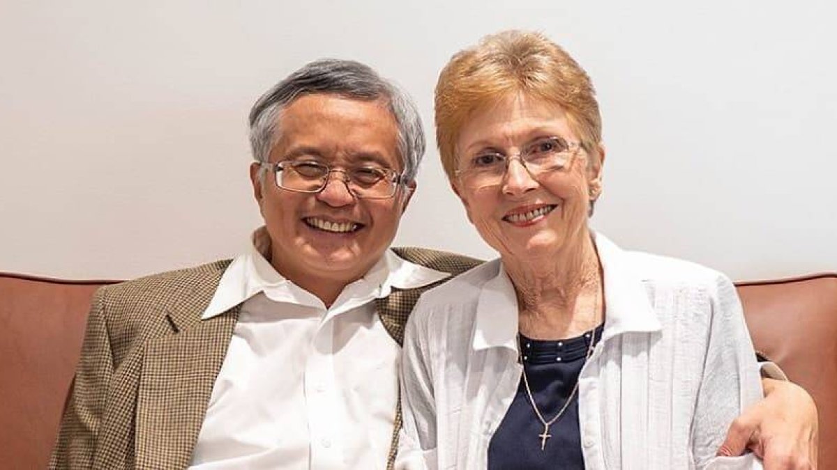 Michael Tan, médico jubilado y próximo diácono permanente, junto a su esposa, el otro pilar de su vida / Catholic Outlook