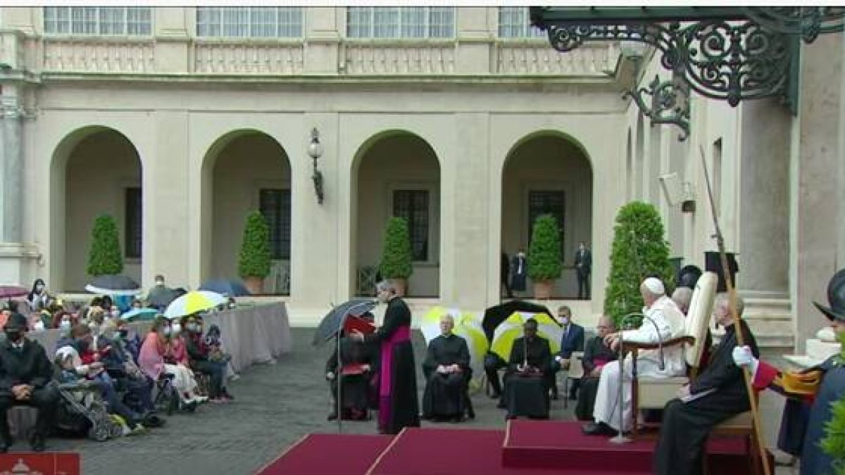 El Patio de San Dámaso acogió la catequesis de Francisco sobre dificultades al orar, ante algunas docenas de fieles