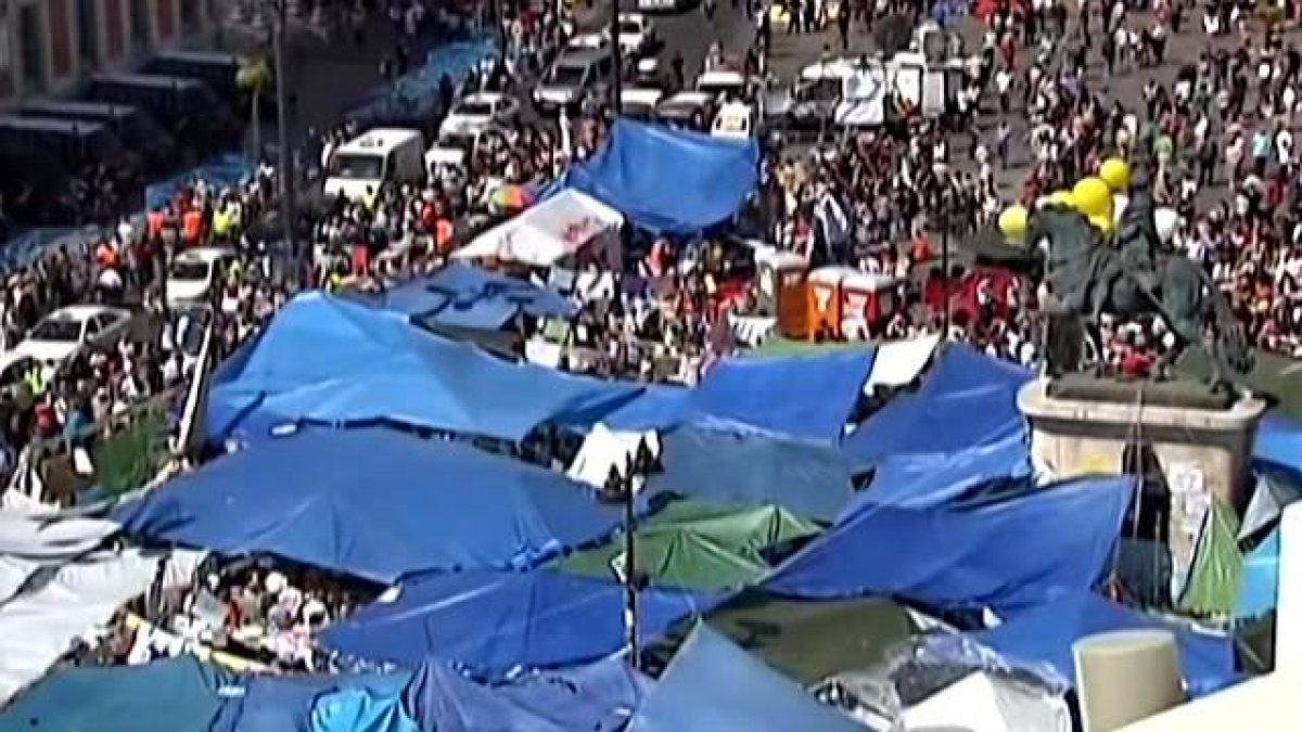 La Puerta del Sol de Madrid, escenario de una acampada consentida y dócil a la ideología dominante, en los días que siguieron al 15 de mayo de 2011.