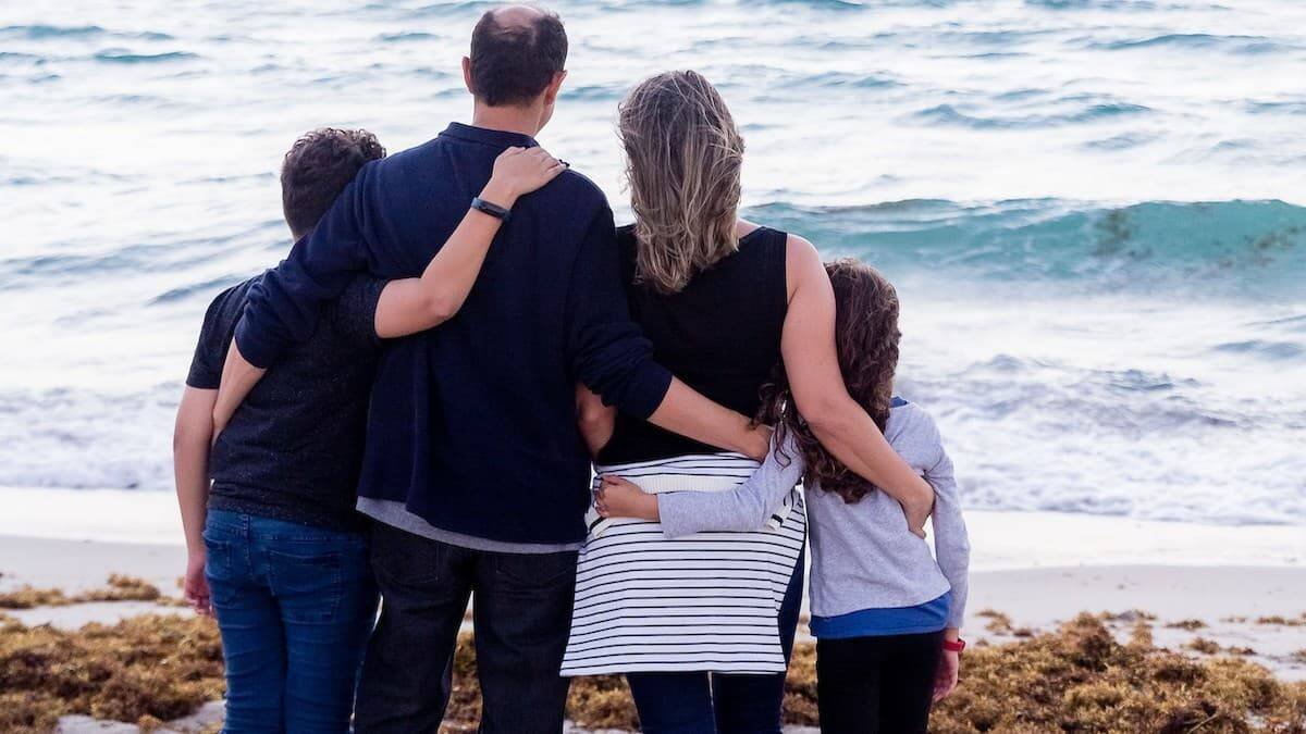 La familia es el lugar natural del amor y la civilización, no un escenario de conflicto, como sostiene el marxismo, que ha contaminado a todo el feminismo y la ideología de género. Foto: Patricia Prudente / Unsplash.