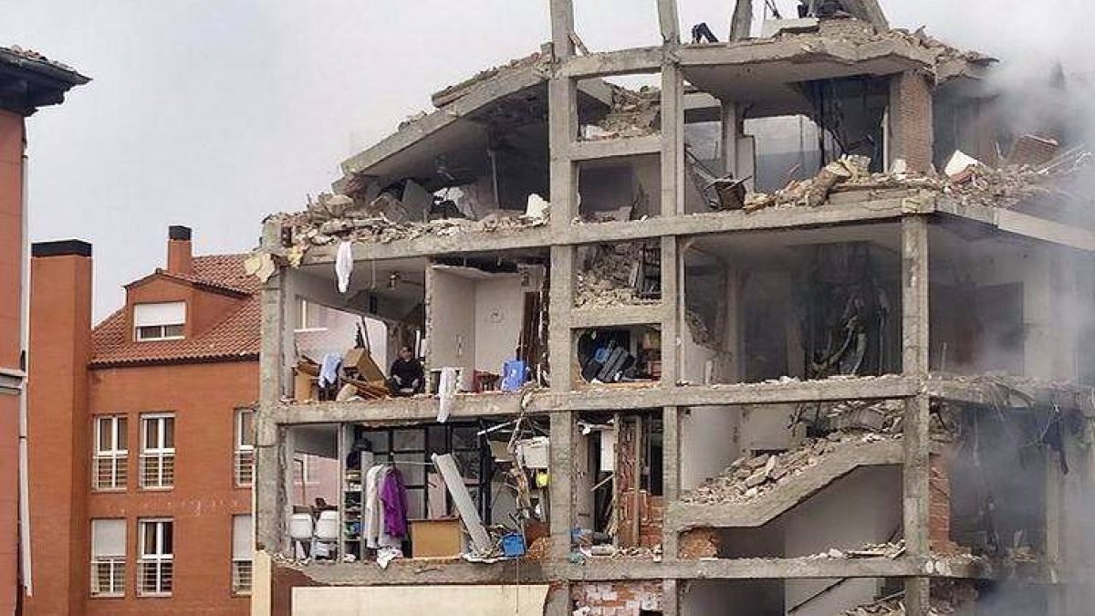 Foto tomada por Leire minutos después de la explosión del pasado 20 de enero en la casa parroquial de la iglesia de la Paloma de Madrid. En el centro, a la izquierda, se ve al sacerdote sentado a quien se menciona en esta crónica.