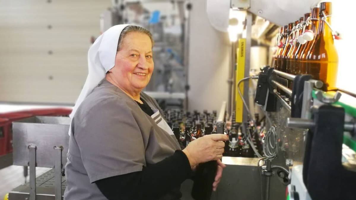 La hermana Doris lleva 45 años fabricando cerveza en el monasterio