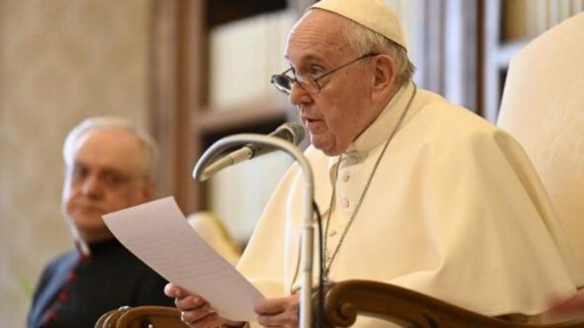 El Papa Francisco, en su catequesis desde la Biblioteca Apostólica, enseña a hacer lectio divina, un método tradicional de orar con la Biblia