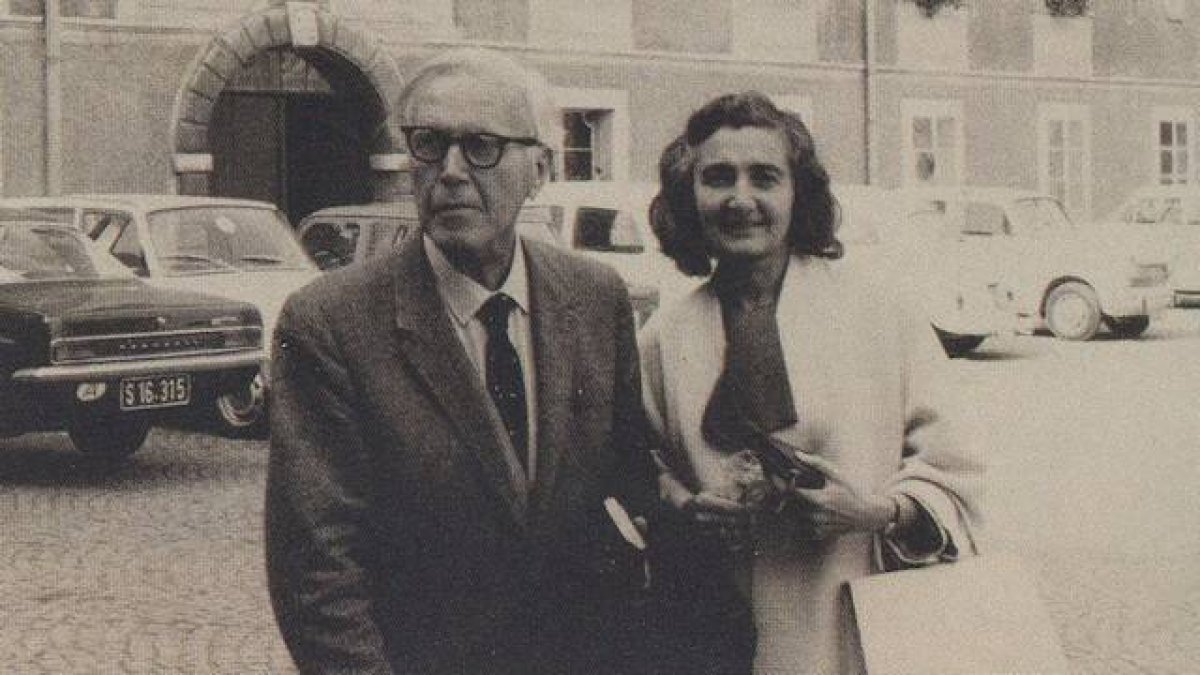 Dietrich von Hildebrand junto con su esposa Alice Jourdain, gran continuadora de su obra, en Salzburgo, en los años 60. Foto: Flickr.