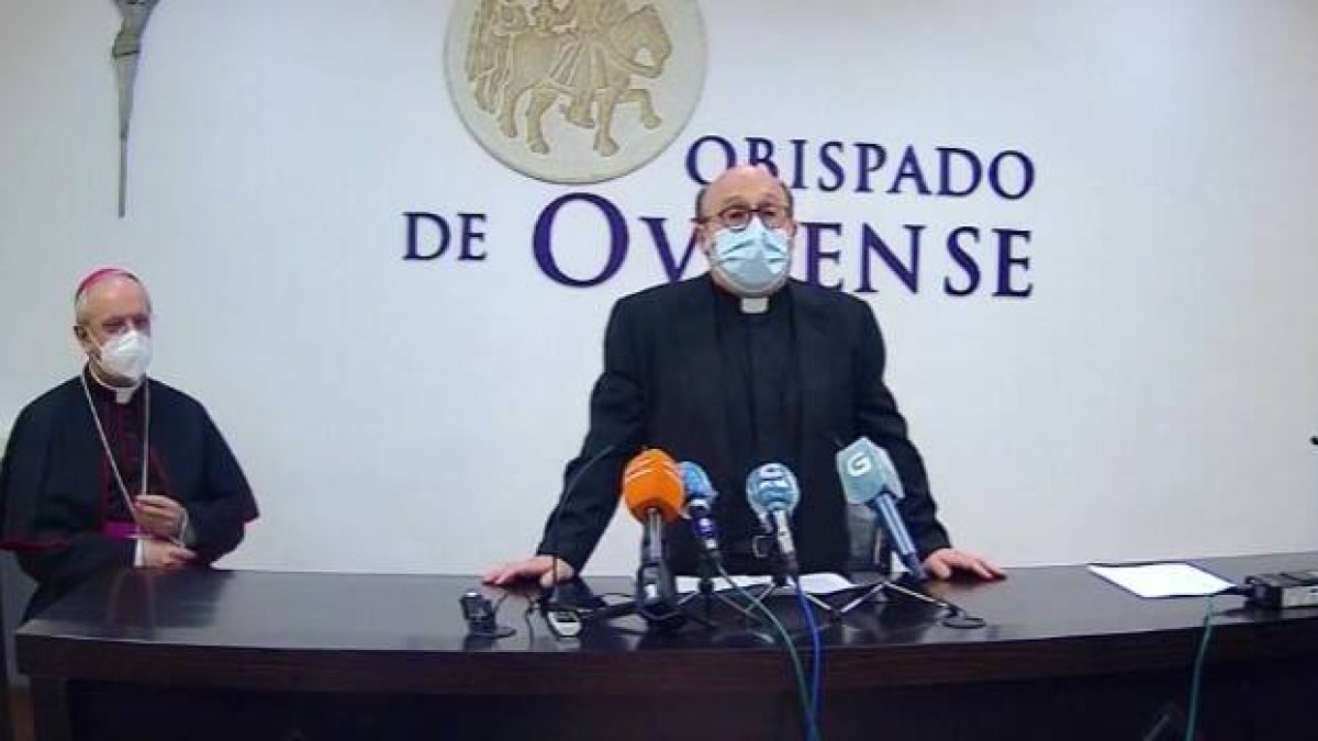 Francisco José Prieto Fernández, nuevo obispo auxiliar de Santiago de Compostela, explicó su nombramiento acompañado por el obispo de Orense, donde ha desarrollado su ministerio