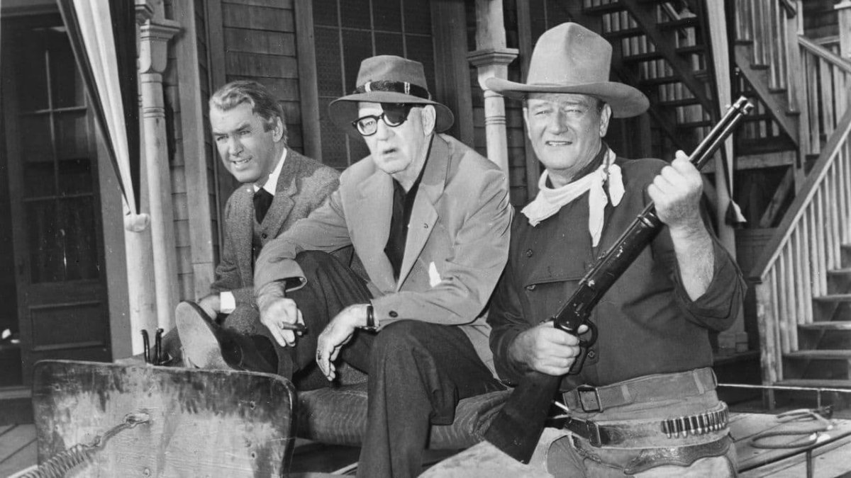 De izquierda a derecha, James Stewart, John Ford y John Wayne en una pausa del rodaje de «El hombre que mató a Liberty Valance» (1962), una de las obras maestras de Ford.