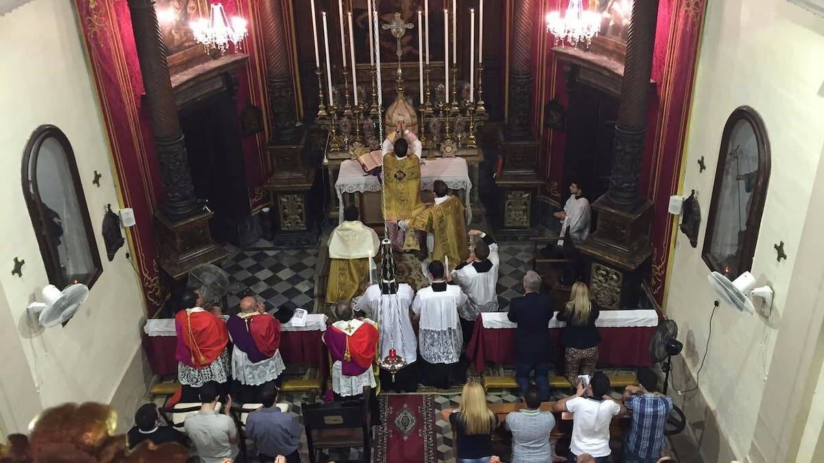 Misa tradicional en la iglesia de los jesuitas en Malta. Foto: Apostolate of St. Paul Malta.