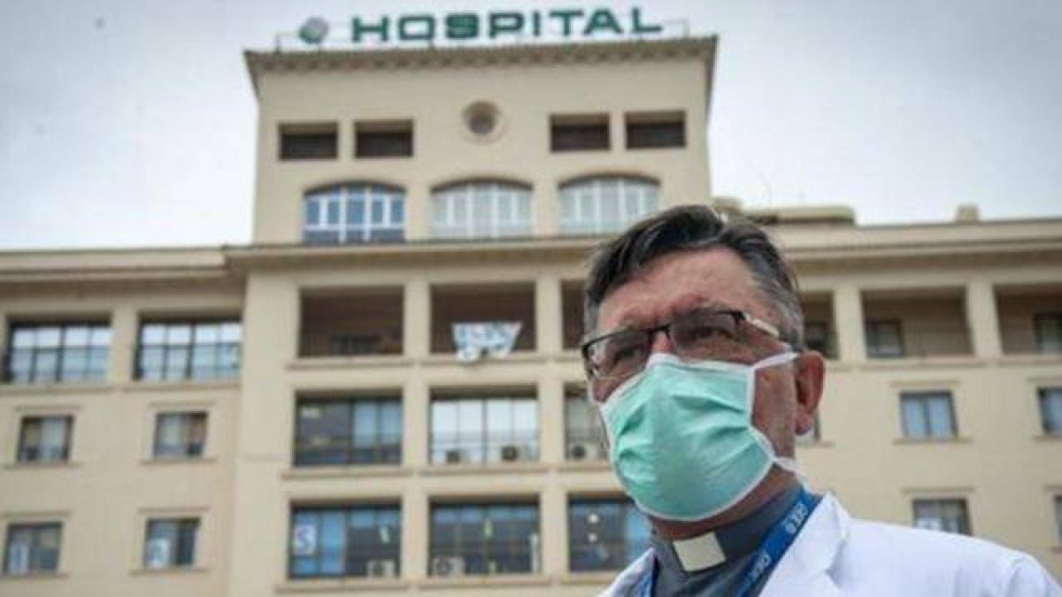 El capellán de hospital Ramón Burgueño cumple 25 años de sacerdote.