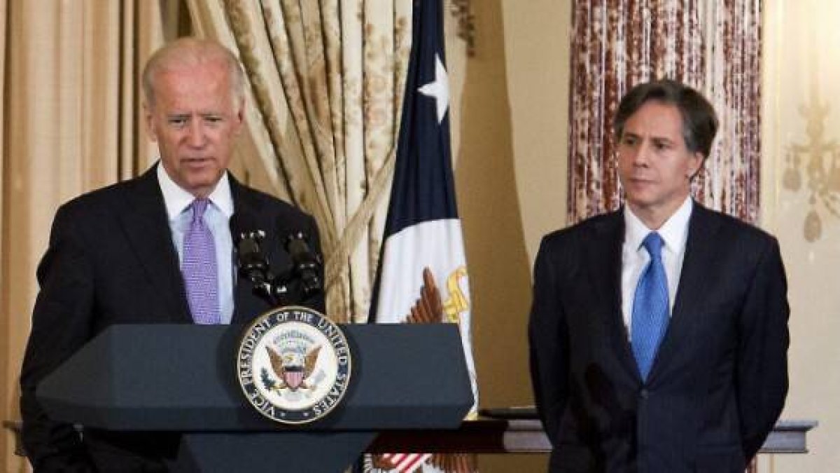 Anthony Blinken escucha hablar a Joe Biden en una foto tomada durante el gobierno de Obama, con Biden de vicepresidente - la industria abortista mundial alaba a ambos, con los que ganará mucho dinero