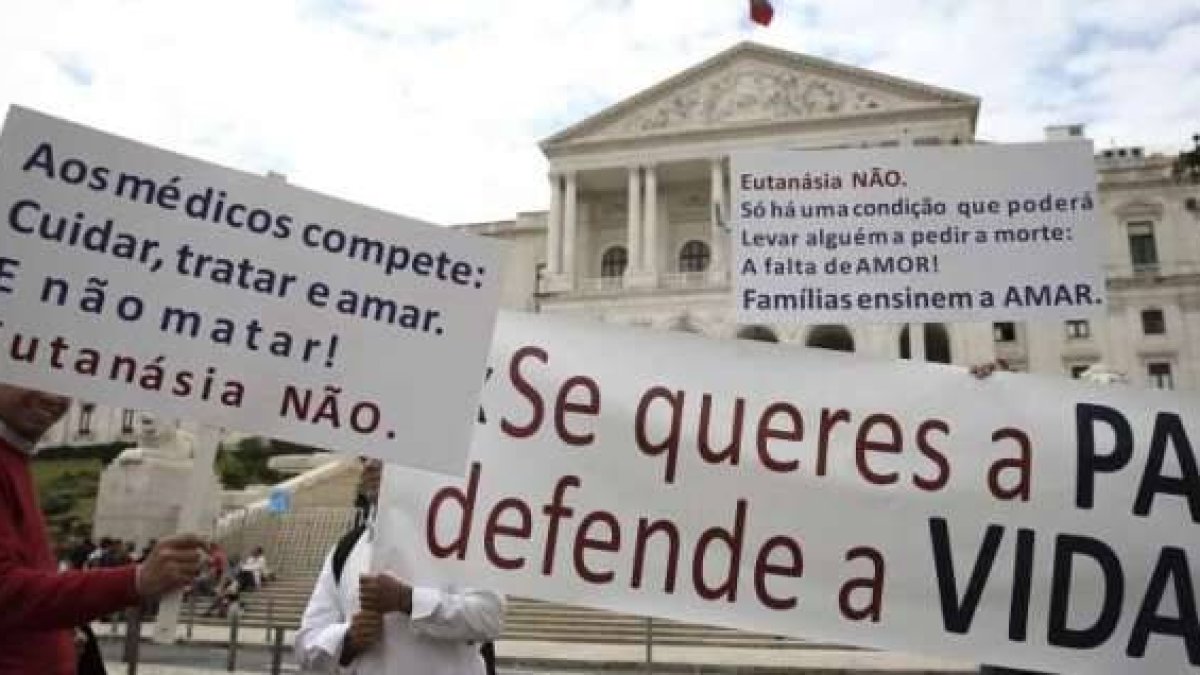 Más de cien mil portugueses firmaron pidiendo un referéndum sobre eutanasia, conscientes de la mayoría anti-vida en el Parlamento