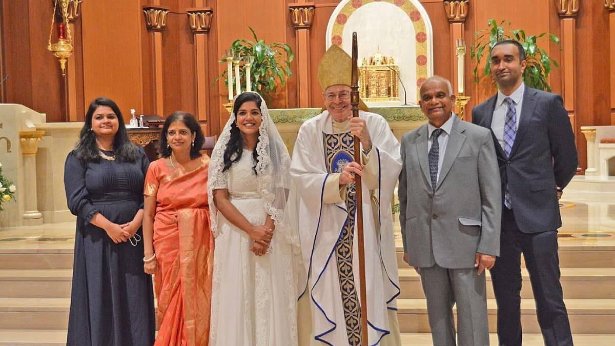 Simi Sahu vestida de novia el día de su consagración junto al obispo de Palm Beach y su familia / Foto- Diócesis de Palm Beach