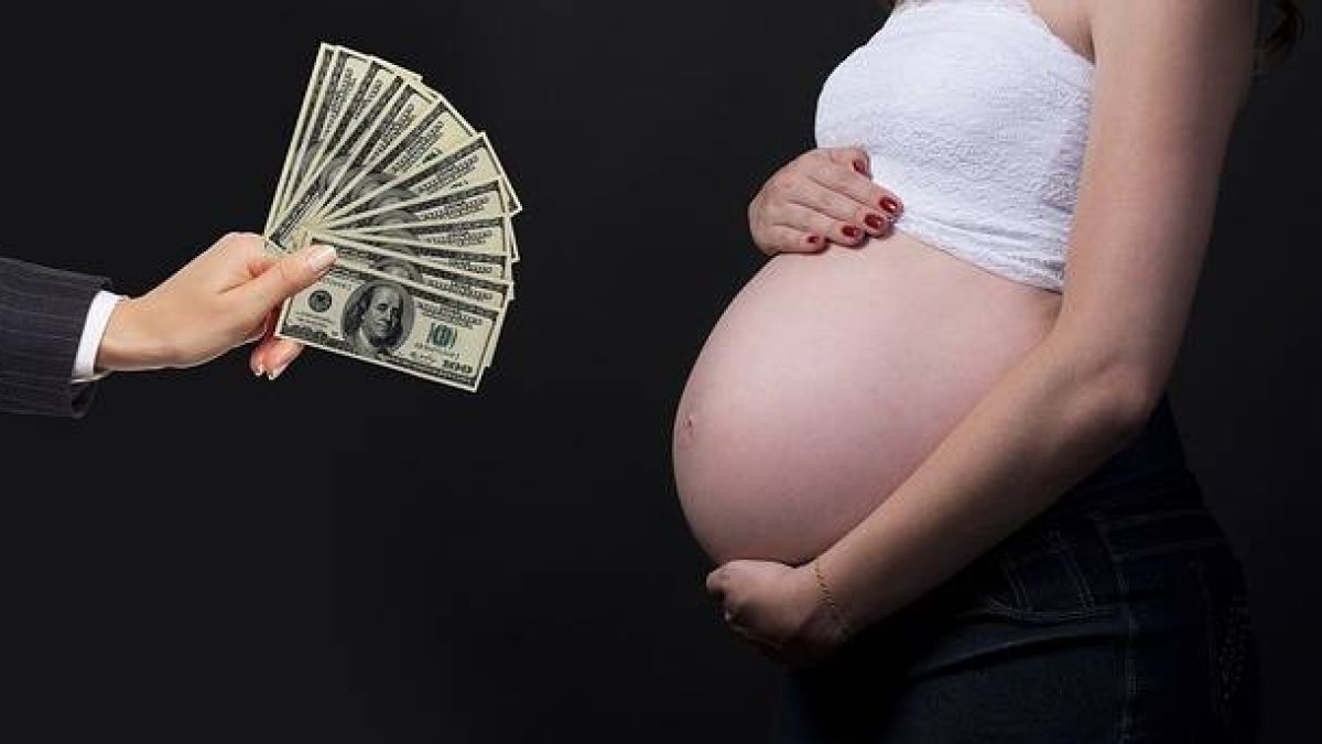 Vientres de alquiler, un lucrativo negocio en que personas ricas compran bebés de mujeres pobres