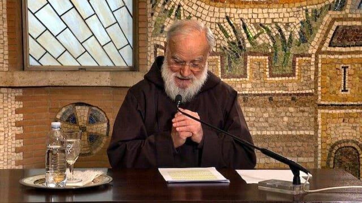 El cardenal Raniero Cantalamessa, en la predicación cuaresmal de 2020, que ya tuvo lugar en condiciones especiales por la pandemia. Foto: Vatican News.