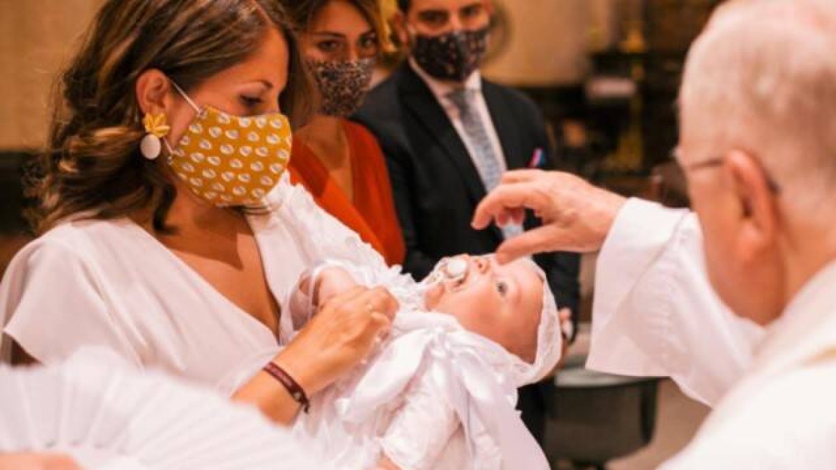 Bautizan a un bebé en Andalucía, con mascarilla por la pandemia... signo de muchos bautizos en el Año de San José