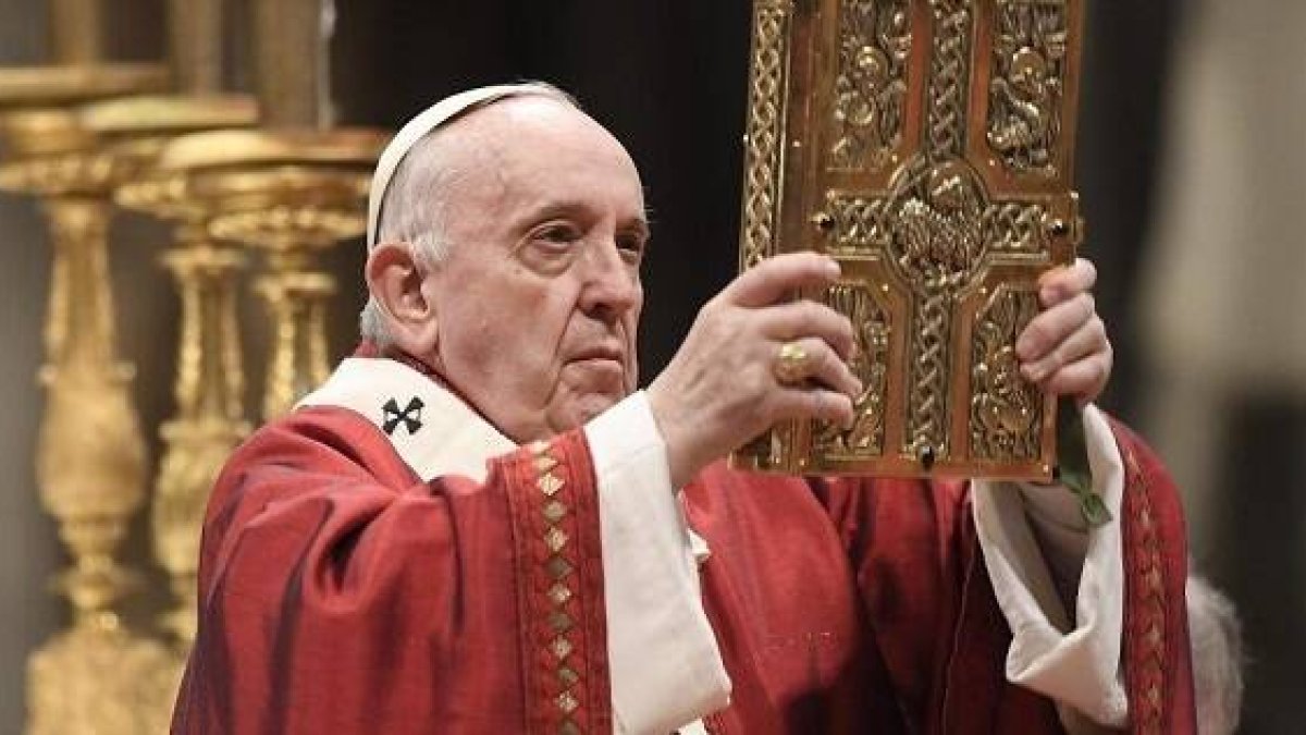 El Papa Francisco alza los Evangelios en la Misa de Pentecostés de 2021