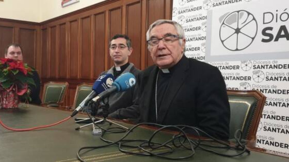 Manuel Sánchez Monge, obispo de Santander, protesta por los aforos exageradamente reducidos incluso en templos enormes