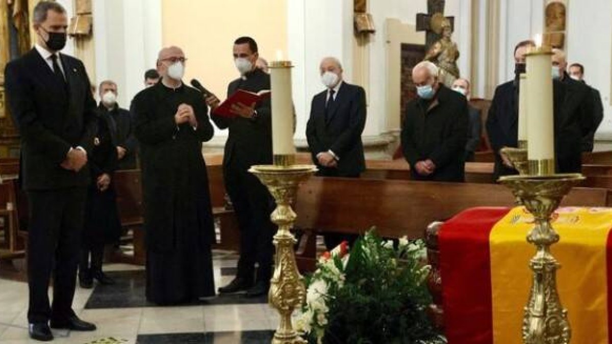 El Rey Felipe VI ante los restos del arzobispo castrense Juan del Río en su capilla ardiente el viernes 29, día antes de su sepultura