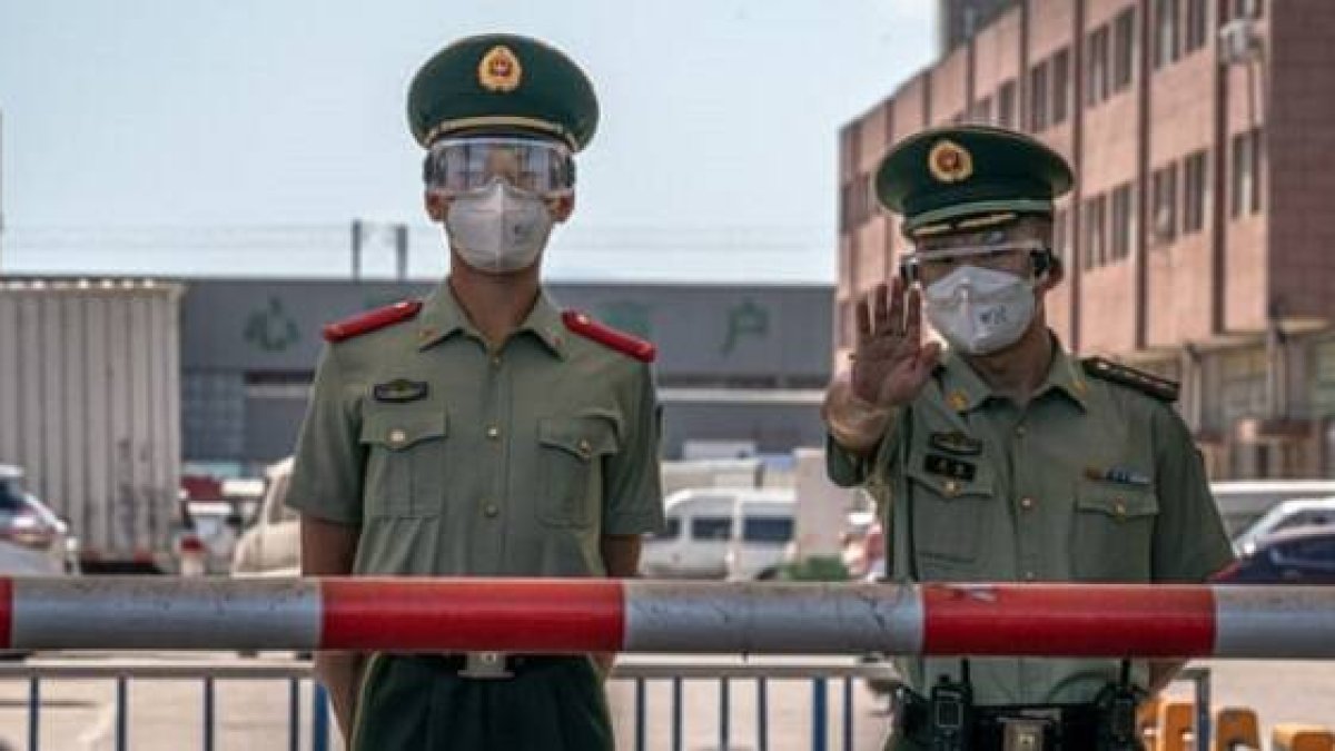 Policías chinos en Hebei con mascarilla... ahora cazan seminaristas casa por casa