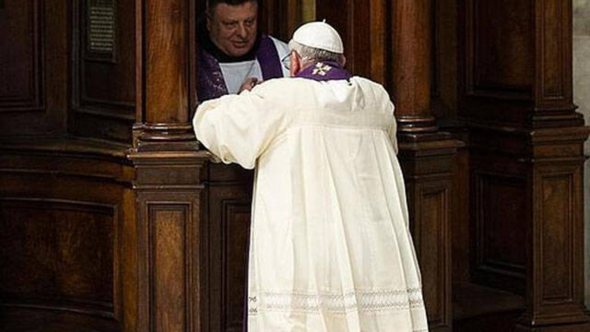 El Papa Francisco confesándose