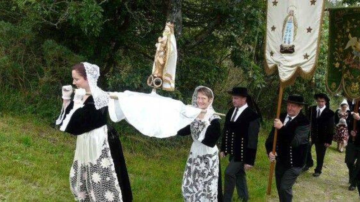 Una procesión a un santuario mariano en Bretaña, la región que mantiene vivos más santuarios de la Virgen