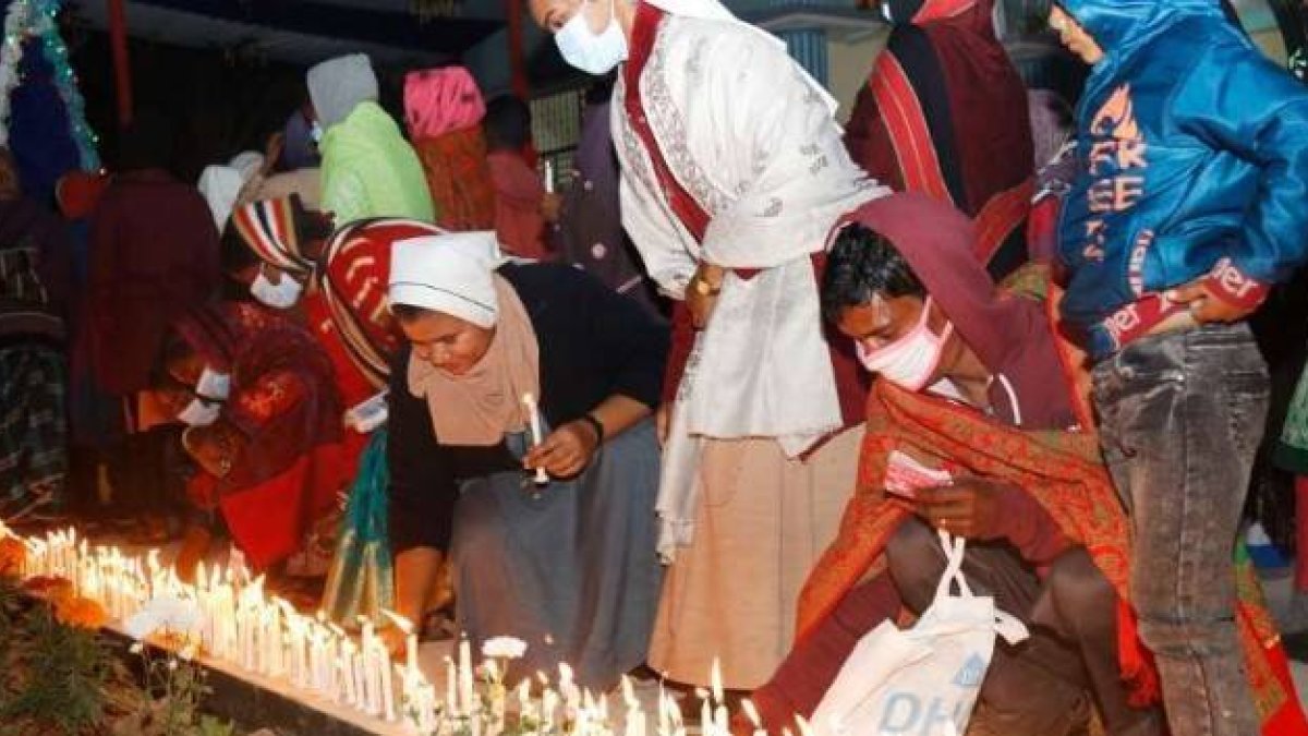 Devotos de Bangladesh, también musulmanes y animistas, acuden a Bottola a pedir a la Virgen y agradecerle su milagro que salvó la aldea en 1971