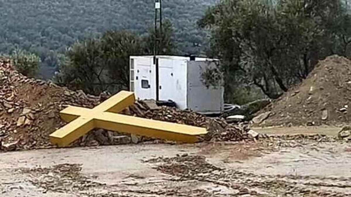 Las carmelitas de Aguilar de la Frontera habían pedido a la alcaldesa, Carmen Flores, de Izquierda Unida, que si arrancaba la cruz se la diese a ellas. Pero fue arrojada a la basura.