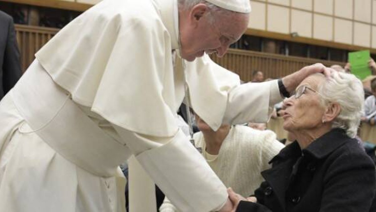 El Papa Francisco crea la Jornada Mundial de los Abuelos - en la foto, bendice a una anciana peregrina en una audiencia anterior a la pandemia