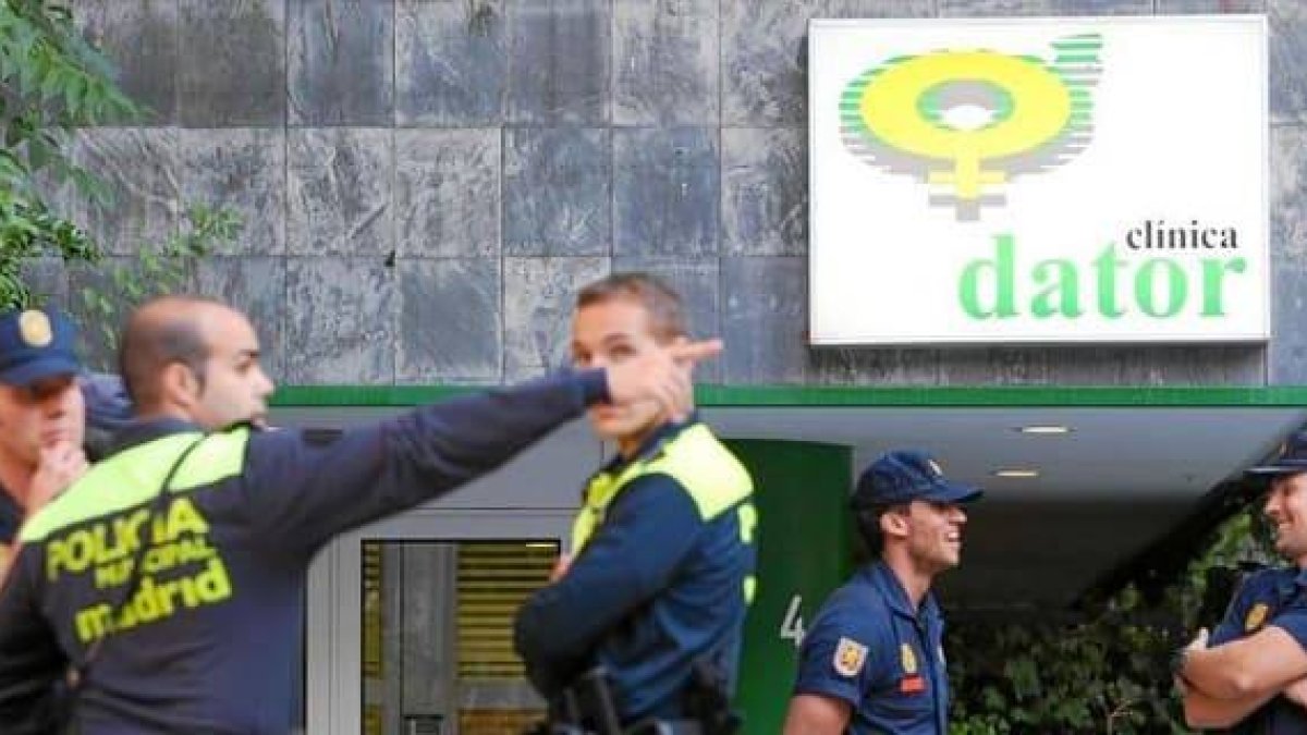 El Partido Socialista, que sustenta el Gobierno, quiere blindar los abortorios y castigar a los rescatadores