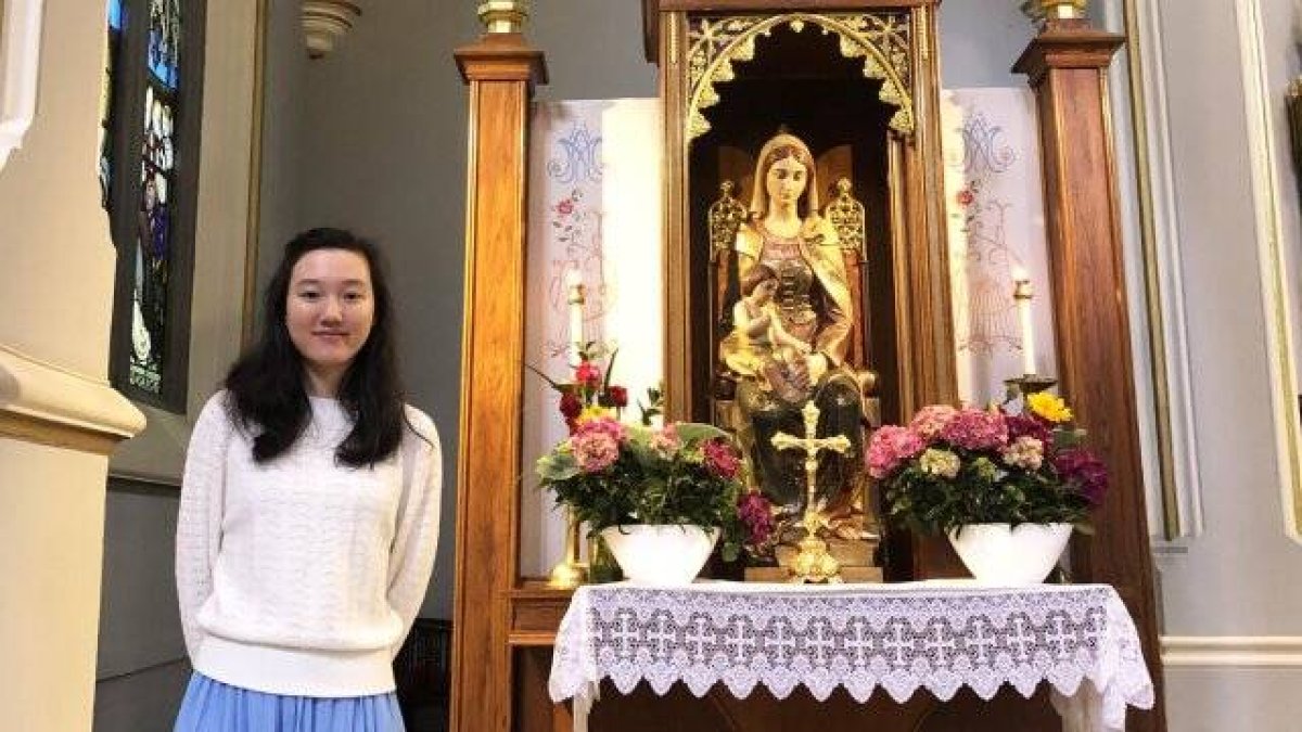 En medio de una crisis personal y sin fe, Emma Larson quedó conmovida por el Ave María y la Virgen, que motivaron su conversión.