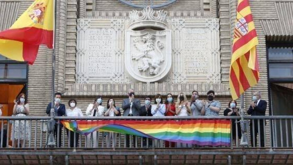 La bandera LGTB ondeó en Zaragoza en 2020 con un alcalde del PP