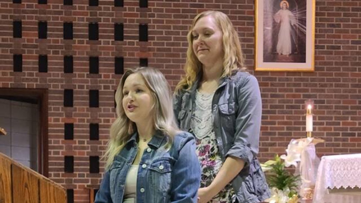 Kayleigh Smith y su madre Kimberly formalizaron juntas su entrada y regreso, respectivamente, a la Iglesia. Foto: The Leaven.